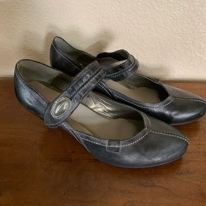 Fiji heels